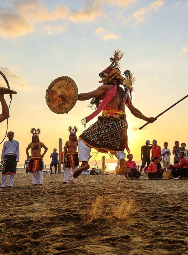 tarian caci nusa tenggara timur